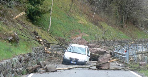 Prima della messa in sicurezza del masso a Daone